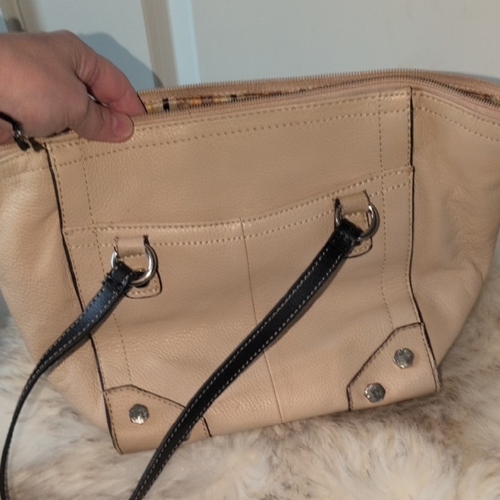Tignanello Tan Shoulder Bag with Textured Leather and Metal Hardware In Amazing! - Picture 6 of 10